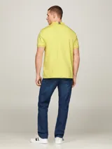 Chomba amarilla de piqué de algodón con cuello clásico, tapeta de dos botones y logo bordado en el pecho.