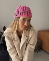 Gorro tipo casquete tejido a mano en crochet con hilo 100% algodón color marrón.