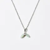 Collar plateado con dije de cola de ballena color verde agua.