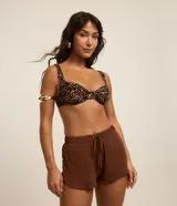 Short corto blanco de crepé con cintura elástica, cordón ajustable con punteras doradas y ruedo redondeado, diseñado como salida de playa por Bossa Nossa.