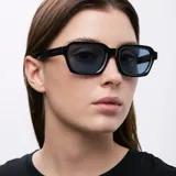 Lentes de sol Adila con montura cuadrada en relieve color negro y cristales polarizados color azul, con protección UV400.