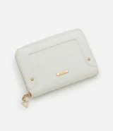 Billetera grande de material sintético blanco, con cierre de cremallera perimetral y panel frontal acolchado con diseño de costuras triangulares. Presenta una placa metálica dorada con el nombre de la marca "Satinato" y un dije colgante triangular dorado en el tirador de la cremallera.