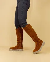 Bota alta de cuero color marrón con suela de goma color gris.