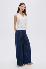 Musculosa blanca de poliéster con cuello en V, tirantes anchos y diseño holgado con franjas horizontales en chevron en el frente.