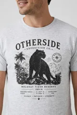 Remera gris melange de manga corta con cuello redondo y estampa frontal de una pantera y la inscripción "Otherside".
