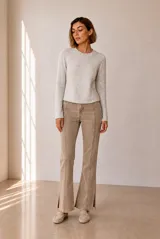 Sweater de punto color celeste claro melange, de manga larga y cuello redondo, con diseño ajustado y costuras visibles en el frente.