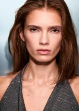 Top de fiesta sin mangas con cuello drapeado y espalda abierta. Presenta un diseño entallado y corto con aplicación de strass brillante.