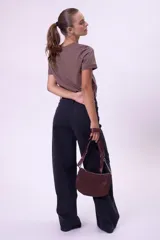 Pantalón de jean de tiro alto, corte palazzo y color azul oscuro.