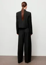 Pantalón wide leg de tiro alto color negro, con diseño largo, bolsillos laterales, detalle de pinzas y cierre oculto con botón, gancho y cremallera.