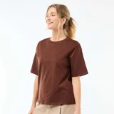 Camiseta marrón de corte oversize, con cuello redondo y mangas cortas holgadas.