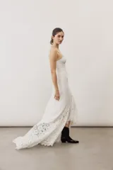 Vestido largo de encaje blanco con tirantes finos y silueta ajustada.