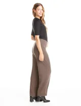 Pantalón de corte wide leg con diseño de espiga, tiro alto y pretina elástica interna. Presenta costuras verticales pespunteadas en el frente y en la parte trasera de cada pierna.