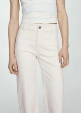 Jeans de tiro alto con diseño culotte, confeccionados en tejido de algodón elástico. Presentan cierre de cremallera y botón, trabillas para cinturón, bolsillos delanteros y traseros, y bajo con acabado deshilachado.