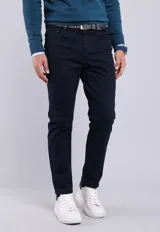 Pantalón de jeans azul marino, corte recto, con cinco bolsillos y cierre con botón y cremallera.