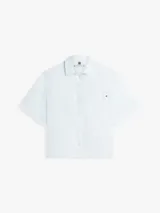 Camisa de manga corta Tommy Hilfiger de corte amplio y color celeste, confeccionada en puro lino. Presenta cuello inglés, bolsillo de parche en el pecho con logo bordado y hombros ligeramente caídos.