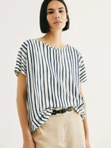 Blusa de manga corta con cuello redondo, diseño holgado y estampado de rayas verticales en tonos azul marino y celeste sobre fondo blanco.