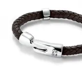 Pulsera de cuero marrón trenzado con dos circunferencias plateadas y cierre metálico plateado.