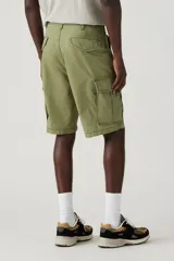 Bermuda cargo color verde oliva con bolsillos laterales con fuelle y cierre de botón a presión.
