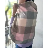 Bufanda rectangular de tejido afelpado con diseño de cuadros en tonos rosado, gris y beige. Presenta terminaciones con flecos en los extremos.