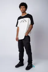 Remera de algodón con diseño color block, combinando tonos beige y verde militar. Presenta cuello redondo y estampa frontal con la frase 'Pan y Vino' y el logo 'VCP Argentina'.