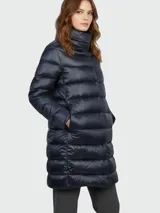 Campera puffer larga Herno modelo Dora, de corte recto confeccionada en nylon ultralight con diseño acolchado horizontal, cuello alto envolvente y cierre frontal oculto.