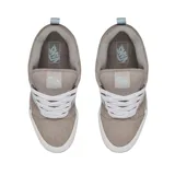 Championes Vans modelo Knu Skool, de diseño robusto y acolchado. Presentan una capellada de gamuza en color gris con la icónica banda lateral Sidestripe en tono celeste claro. Cuentan con cordones gruesos blancos, lengüeta y cuello acolchados, y suela de goma blanca con la clásica banda negra.