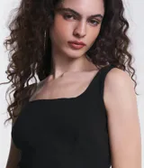 Vestido midi negro de bengalina con escote cuadrado y breteles anchos. Presenta aberturas en la parte posterior de las piernas.