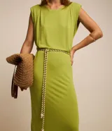 Vestido midi color verde, sin mangas, con cuello redondo y hombreras marcadas. Incluye un cinturón de cordón rústico para ajustar en la cintura.