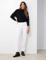 Jegging elastizado blanco, de corte recto, con pretina ancha elastizada, bolsillos delanteros simulados y bolsillos traseros aplicados.