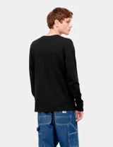 Remera de manga larga color negro, con cuello redondo y un bolsillo en el pecho izquierdo con etiqueta tejida de la marca Carhartt WIP.