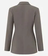Blazer de sastrería ajustado color marrón, con cuello de solapa clásica, cierre frontal de un botón y bolsillos delanteros con solapa.