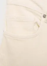 Pantalón tipo jeans wide leg confeccionado en tejido de pana color crudo, con tiro medio, cierre de cremallera y botón, trabillas para cinturón y diseño clásico de cinco bolsillos.