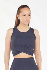 Top deportivo azul marino, sin mangas, con escote redondo y diseño cruzado en el frente.