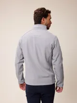 Campera softshell color gris, con cierre frontal completo, cuello alto y bolsillos laterales y en el pecho con cierre. Cuenta con logo bordado en el pecho y ajuste en los puños.