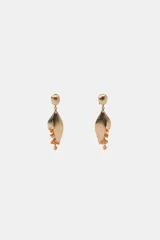 Pendientes colgantes de metal dorado con diseño de hoja o pétalo texturizado y detalle de abalorios naranjas en cascada.