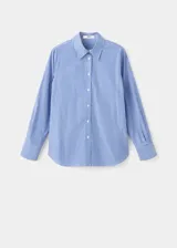 Camisa de corte recto confeccionada en mezcla de algodón y lyocell, con diseño de rayas finas, cuello camisero, manga larga con puños abotonados y cierre frontal de botones.