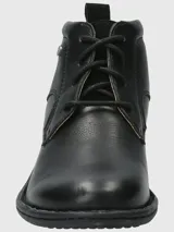 Botín acordonado de cuero liso negro, con diseño clásico, forro textil y suela de goma para mayor tracción.