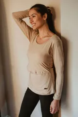 Remera de lactancia celeste con escote redondo y mangas largas.