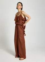 Pantalon de vestir de saten color marron, corte ancho, con cintura elastizada y cordón ajustable.