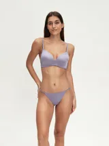 Soutien de diseño liso en color violeta, con copas preformadas y breteles finos ajustables.