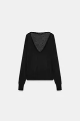 Jersey de punto fino negro con escote en V profundo y manga larga con puños ajustados.