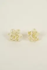 Aros tipo caravana con diseño floral, elaborados con cuentas de cristal facetado en tonos amarillentos y bordeados con pequeñas perlas blancas.