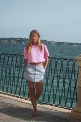 Camiseta gris con efecto lavado, cuello redondo con ribete y mangas cortas tipo capa.