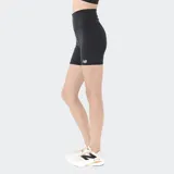 Short deportivo de tiro alto, color negro, ajustado al cuerpo y de largo medio (aproximadamente 15 cm de tiro interno), con logo New Balance en la pierna izquierda.