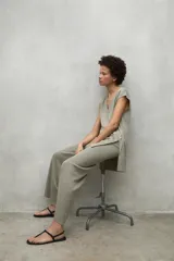 Chaleco de punto en lino color gris, con cuello en V, corte holgado y aberturas laterales en el ruedo.