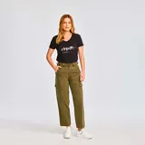 Pantalon cargo color verde oliva, de corte recto y tiro medio. Cuenta con bolsillos laterales tipo cargo en los muslos, bolsillos frontales y traseros, cierre con cremallera y botón, y costuras reforzadas en las piernas.