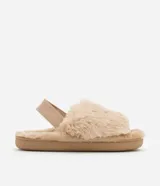 Pantuflas abiertas de peluche color beige, con elástico en el talón y suela marrón.