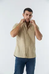 Camisa de hombre Mistral con look lino, de manga corta y corte slim. Presenta un estampado lineal de flores en color azul sobre fondo blanco, cartera abotonada y logo bordado en el pecho.