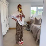 Remerón blanco con estampa de una vaquera y texto en color marrón.