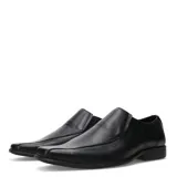 Zapato de vestir tipo slip-on color negro, confeccionado en cuero, con punta cuadrada y costuras decorativas en el empeine.
